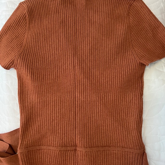 Aritzia Vneck Cropped Top - Picture 4 of 4